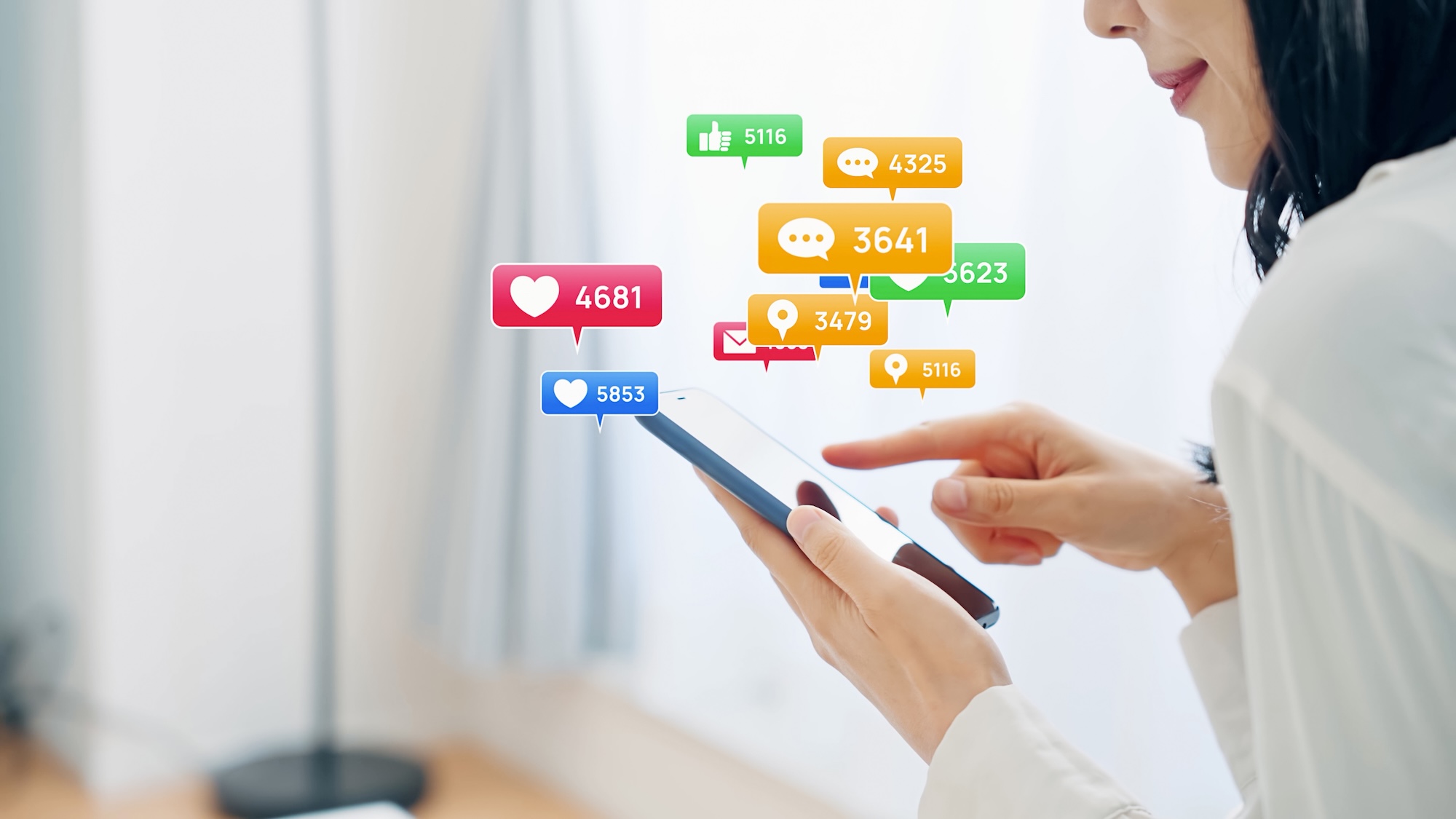 スマートフォンでSNSの反応を確認する女性